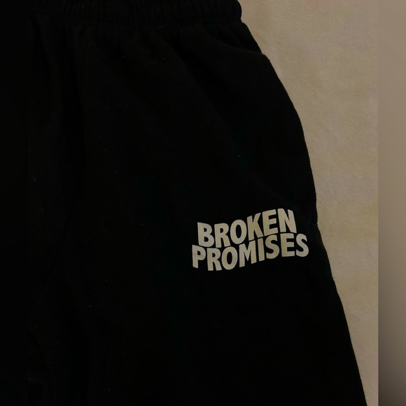Emotional by broken promises - Picture 4 of 6